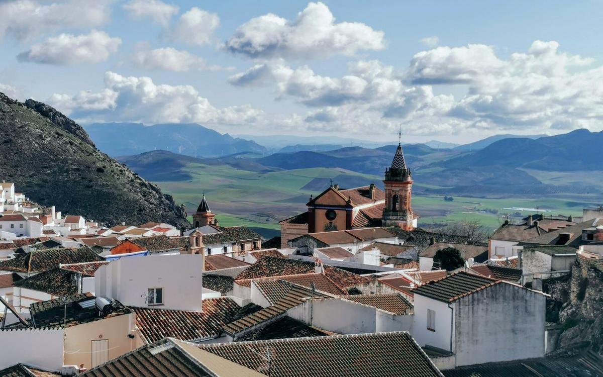 Pueblo blanco andaluz entre montañas